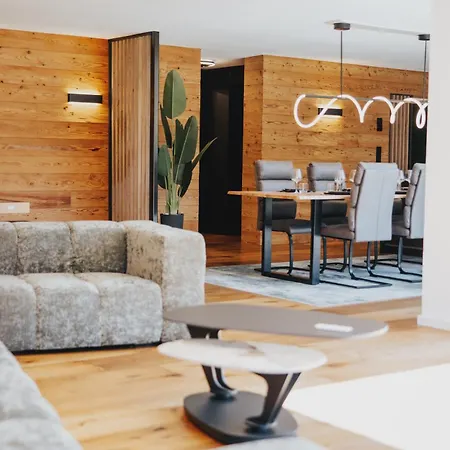 Exklusive King Mit Game Table In Apartament