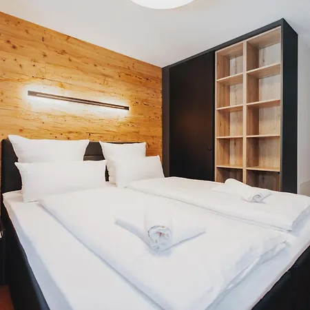 Exklusive King Mit Game Table In Apartament *